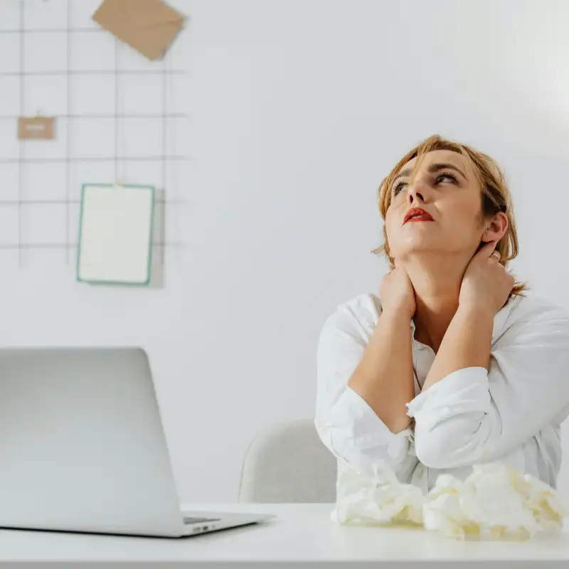VIE PRATIQUE - Assis pendant des heures au travail ? Voici quelques astuces pour rompre avec la sédentarité !