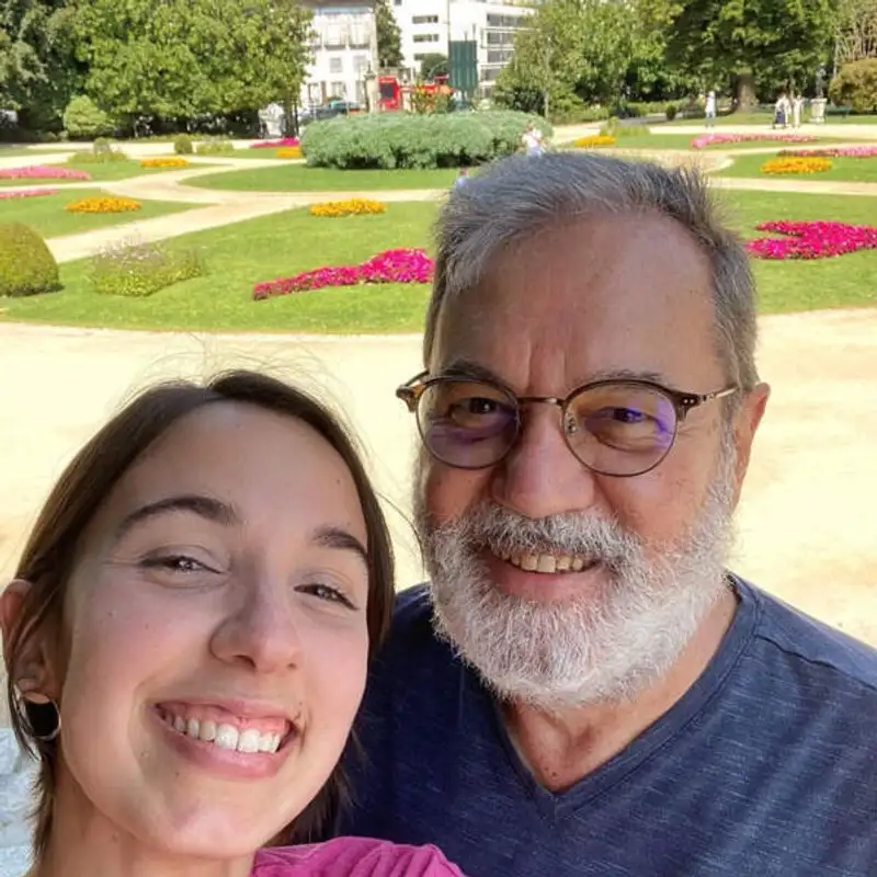O pai da Alexia se apresenta em inglês