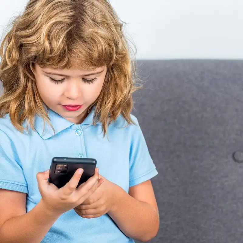 Enfants et jeux sur téléphones : une bonne idée?