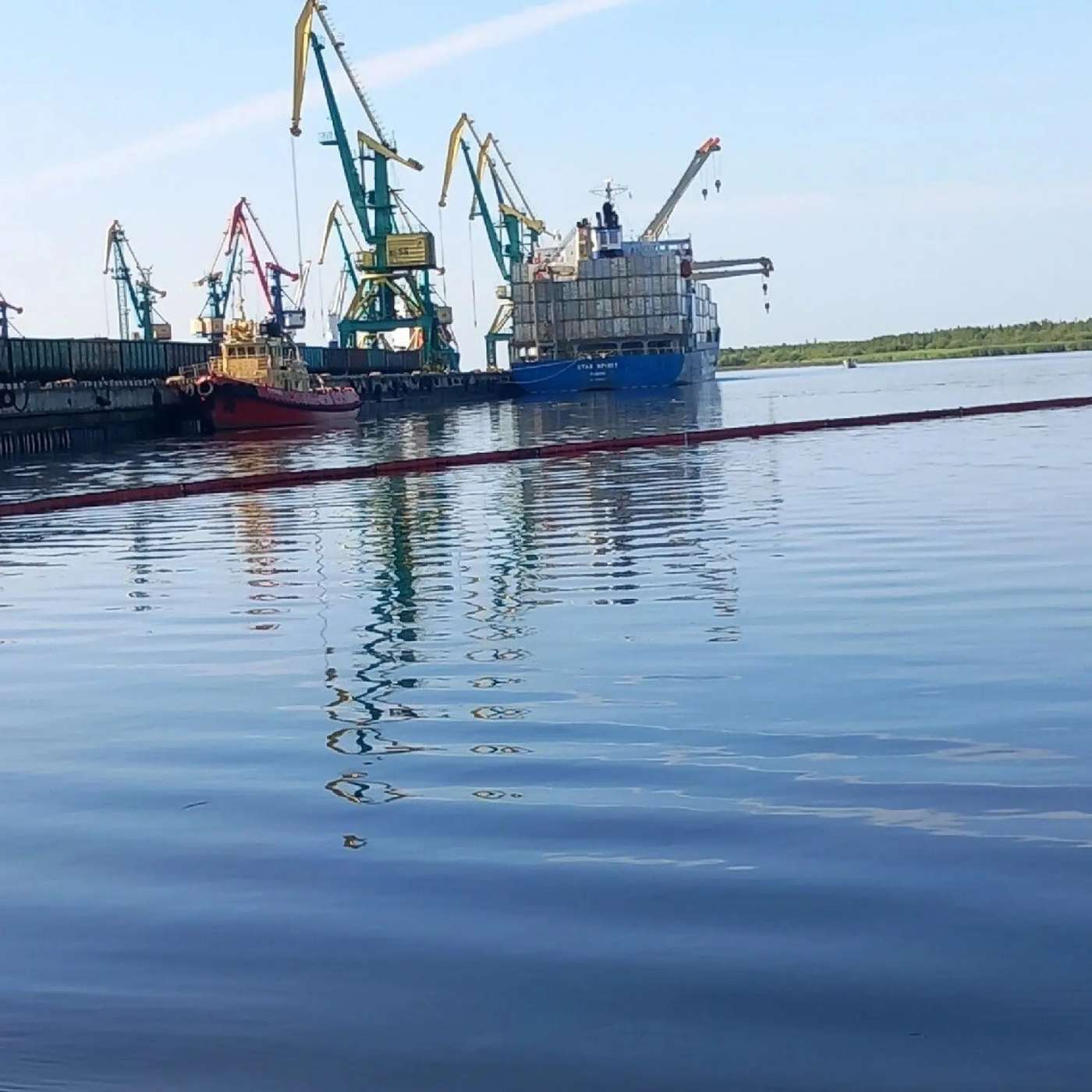 “Берег полностью черный”: Нефтеразлив произошел в Архангельске