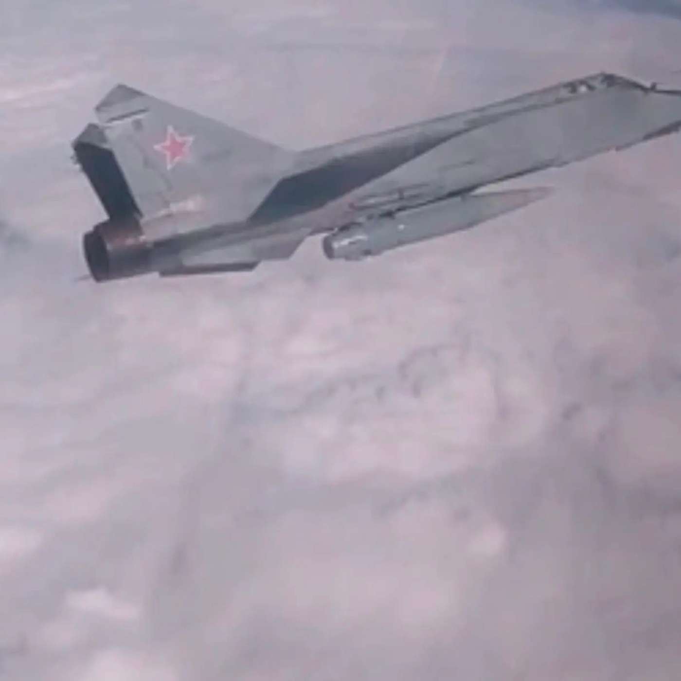 Два МиГ-31К с баллистическими ракетами «Кинжал» проводят учебные удары над Баренцевым морем