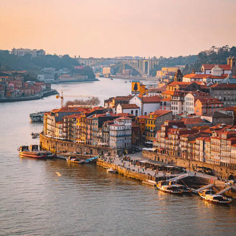 Uma caminhada pelo Porto com o Inglês Nu e Cru
