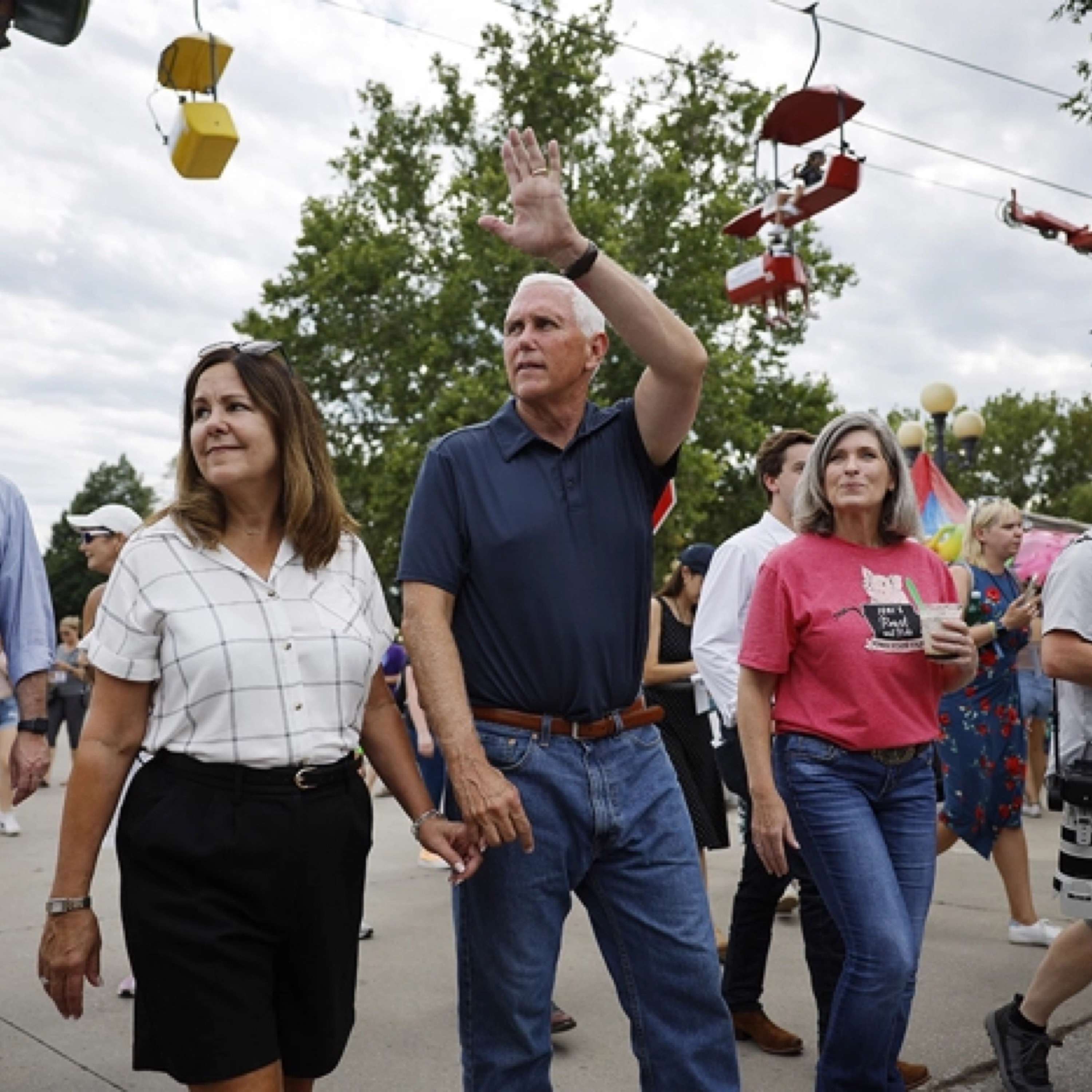 Pence Won't Endorse Trump, Tucker Carlson Warns of Spiritual War, U.S. Marriages Rebound