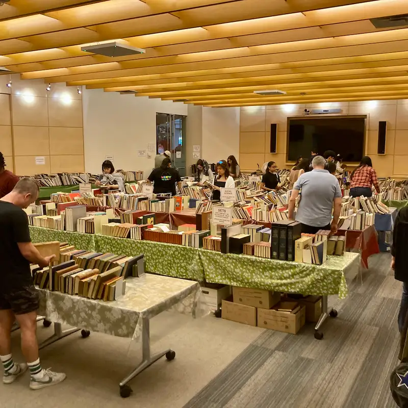REPORTAGE - Des livres rares en vente pour financer les programmes de la bibliothèque