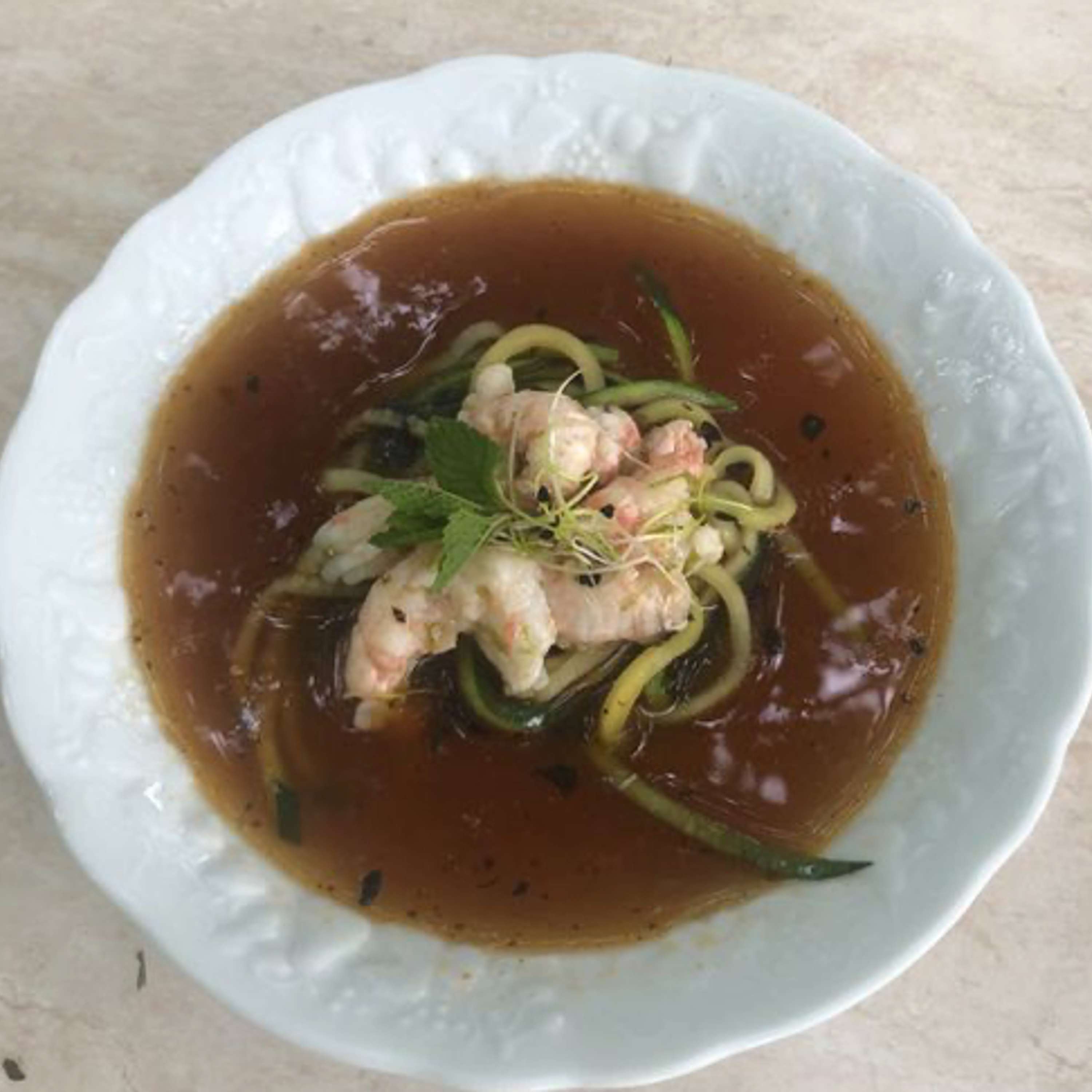 Consommé de langoustine thaï, courgette, basilic