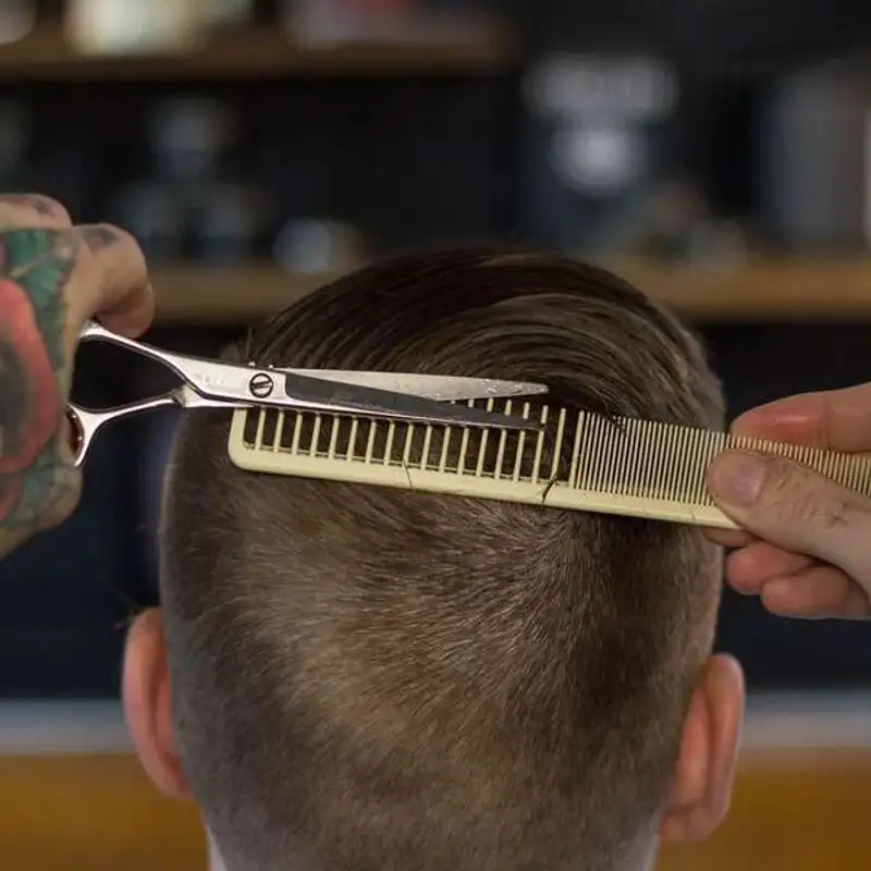 S07:E10 - Getting a haircut in Brazil