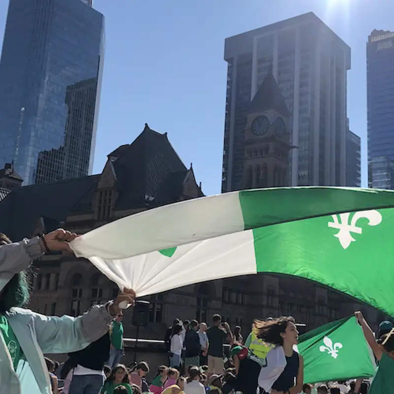 REPORTAGE - Les élèves de primaire de Toronto sur le toit de la mairie pour lever le drapeau franco-ontarien