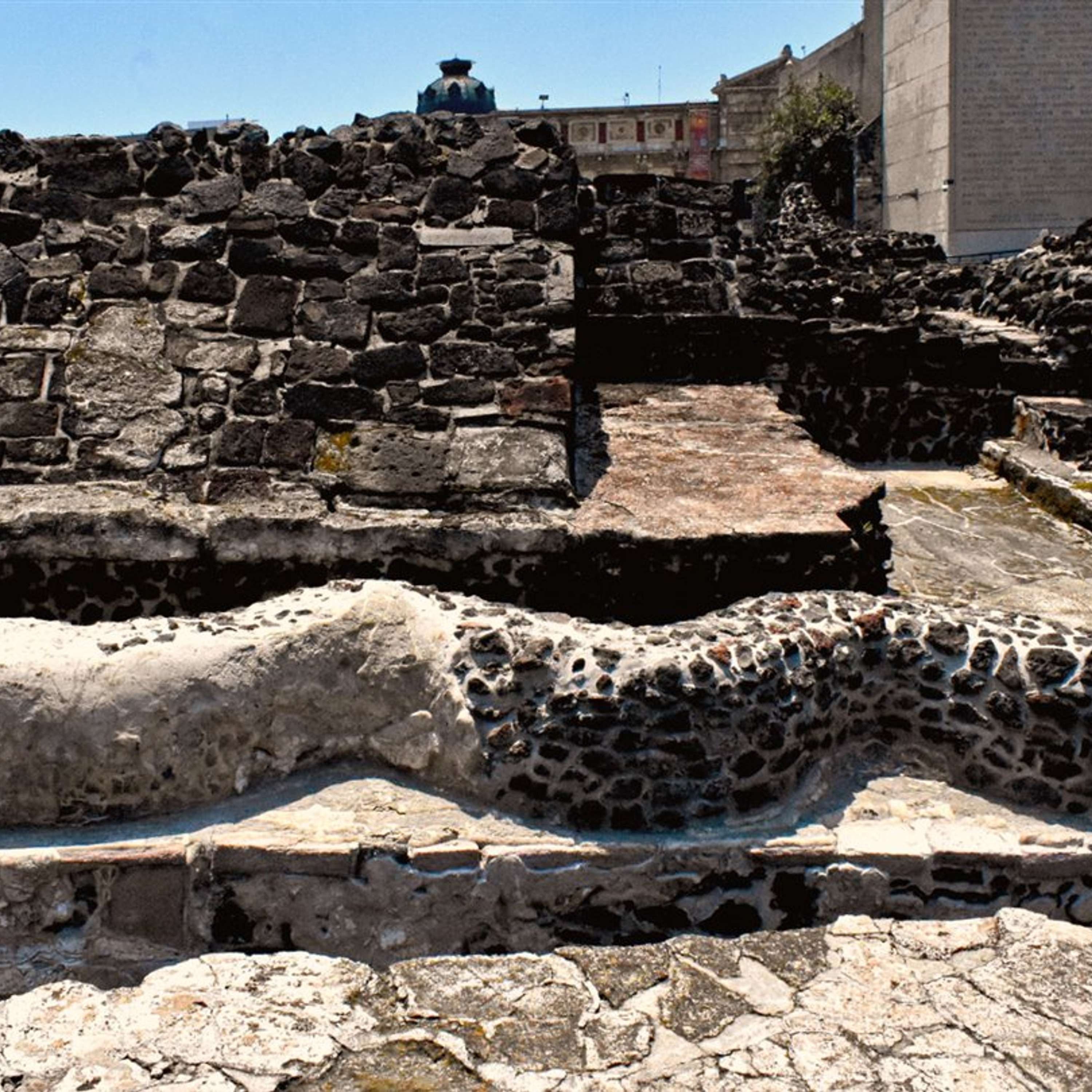 Mayas y mexicas en la construcción de la civilización mesoamericana (IV): Reyes y dioses. El recinto sagrado de Tenochtitlan