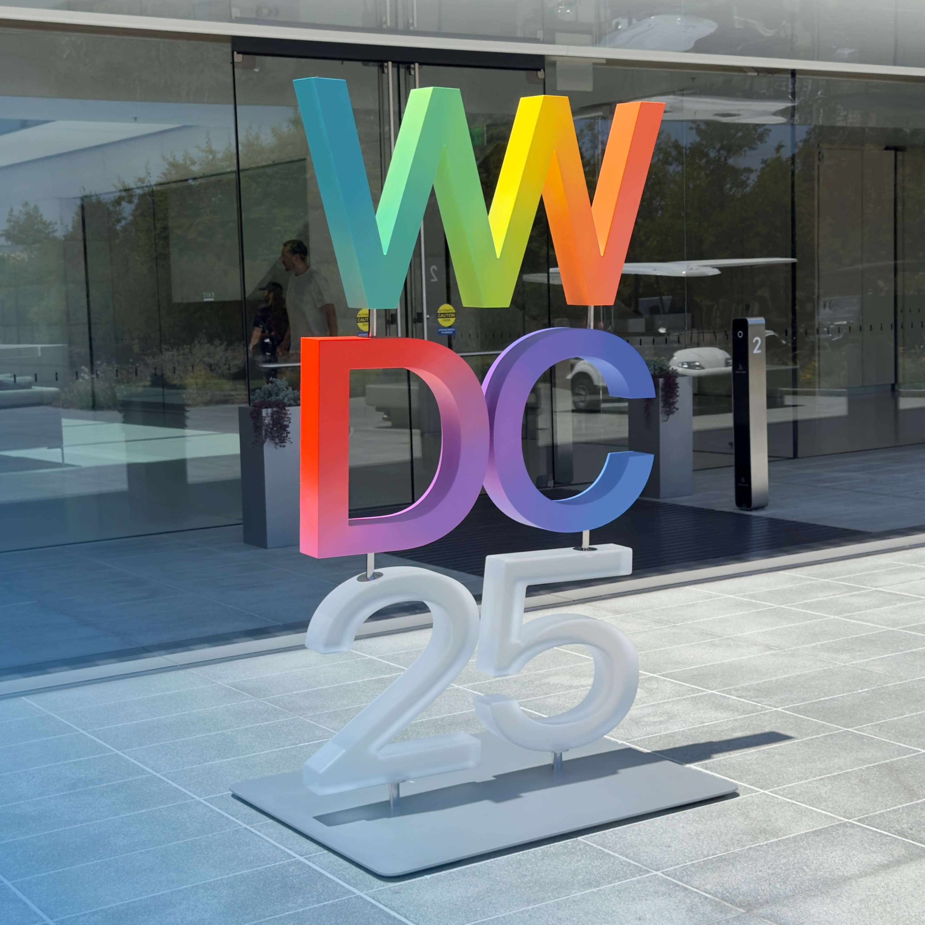 cover of episode Apple’s AI Strategy at WWDC, Apple Park Impressions, Hidden iOS 26 Features