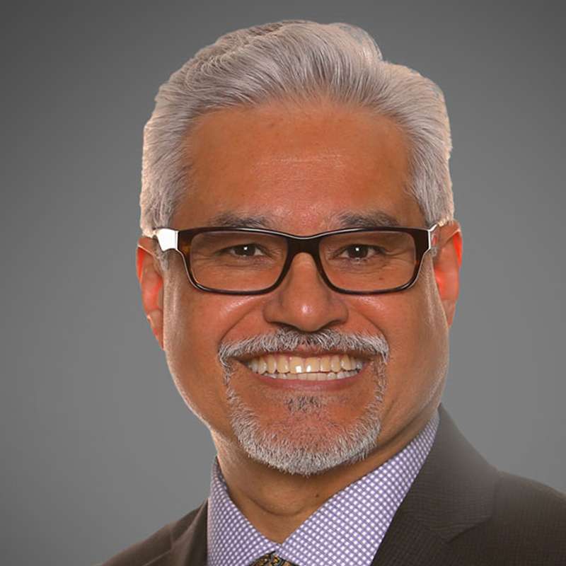 Dr. César De León