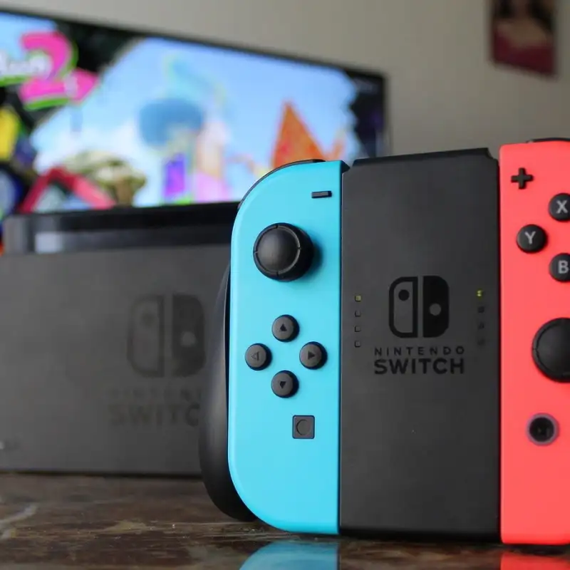 Elon Musk Buys All the Tweets, Nintendo Switch Dockless on a TV, and How to Say Sorry in an Email