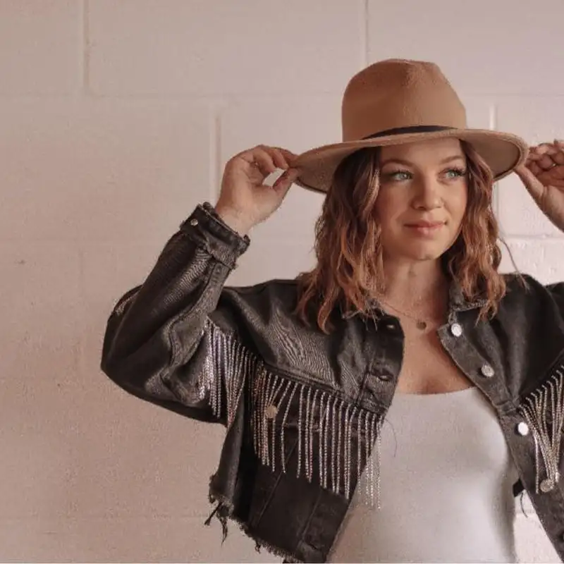 ENTREVUE - Gabrielle Goulet, chanteuse-compositrice-interprète canadienne