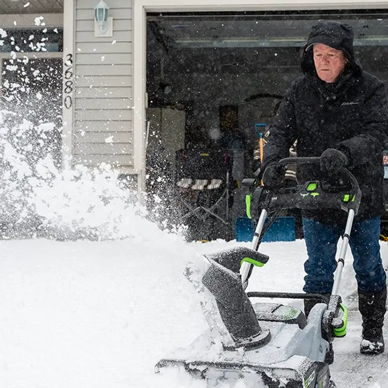 Heavy snow closes schools and stops transit in Nanaimo