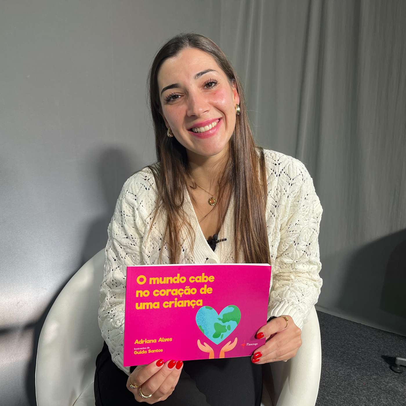 Entrevista com Adriana Alves, autora de "O mundo cabe no coração de uma criança"