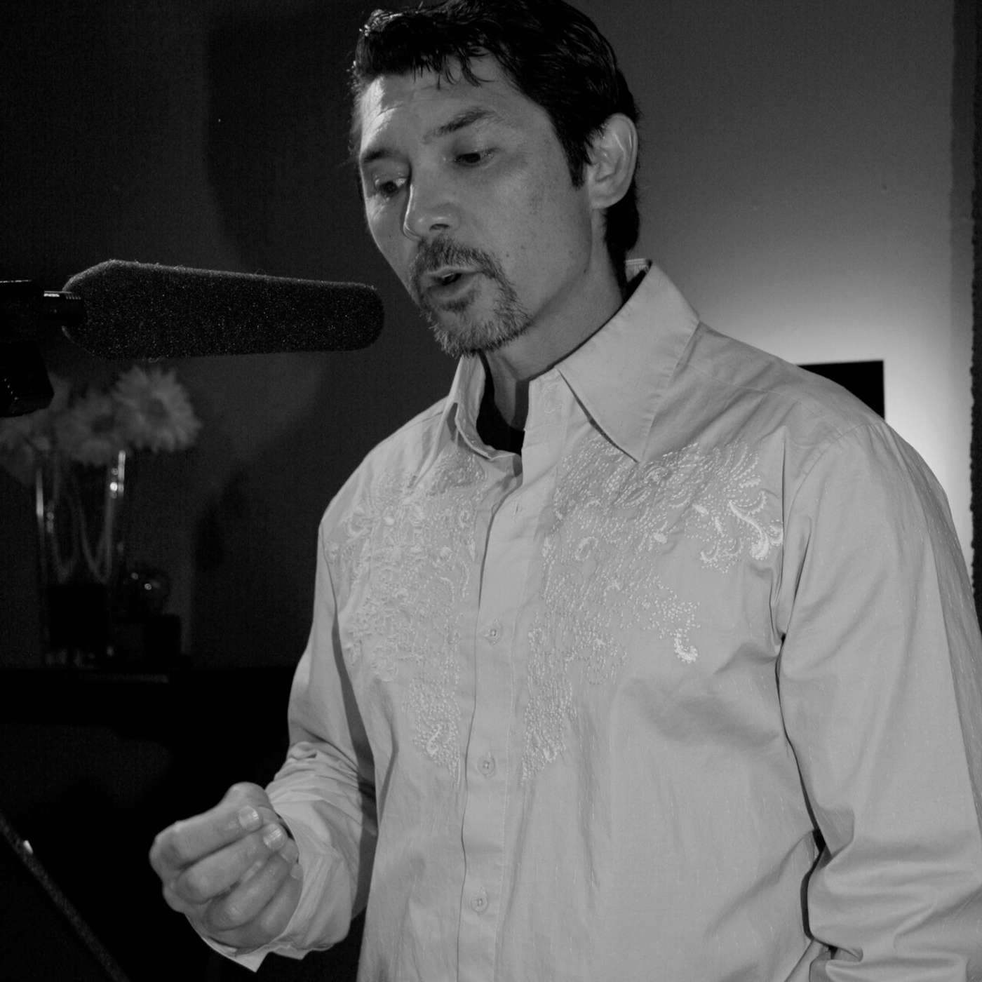La Bamba's Lou Diamond Phillips Performs 