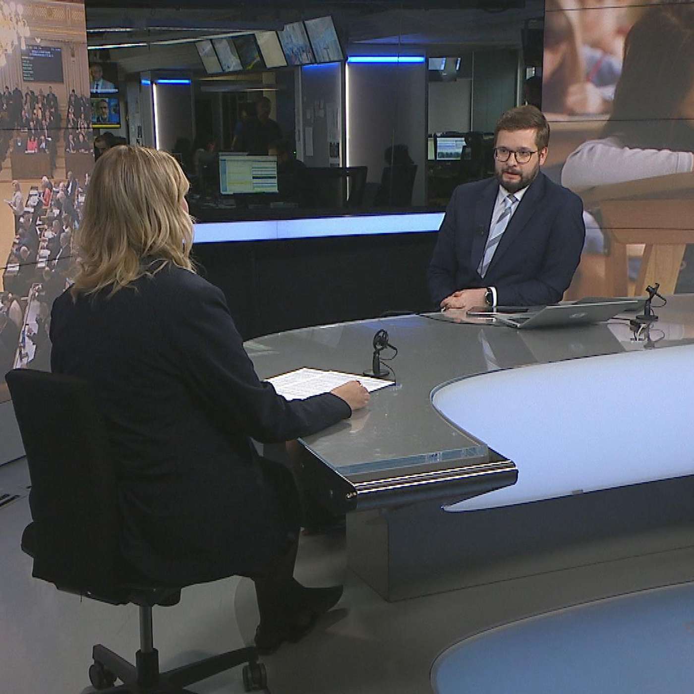 Co přinesl týden v politice: novely školského zákona, poslance čekají mimořádné schůze, zrychlené projednávání zákonů  (25. 4. 2025)