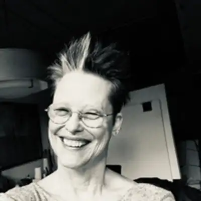Jennifer L Stuart