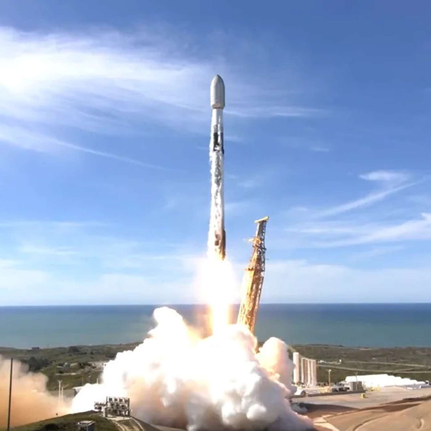 SpaceX Launches 21 Starlink Satellites, Musk's Robotaxi Boosts Tesla, Apple Overhauls App Store Rules, Jony Ive's AI Venture, and more...