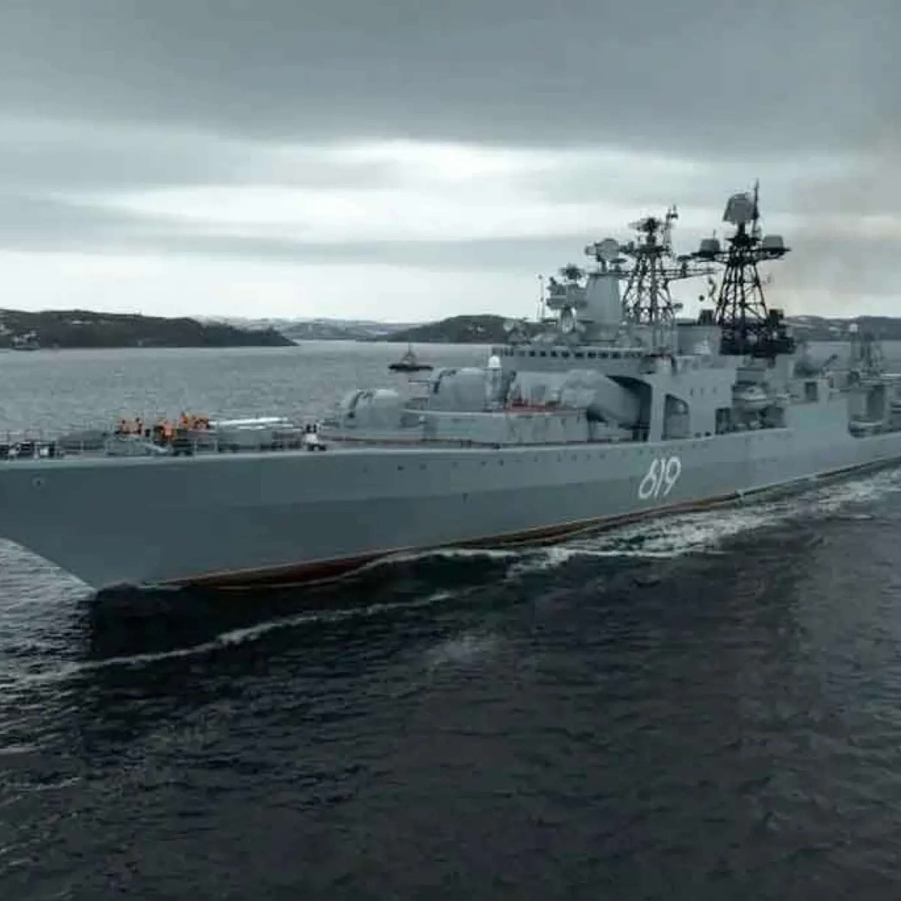 Модернизированный эсминец охотится за подводной лодкой в Баренцевом море