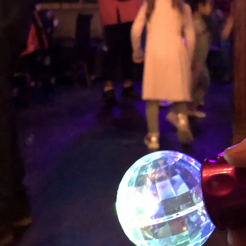REPORTAGE – Mini-disco : une boîte de nuit pour enfants à l’heure d’hiver