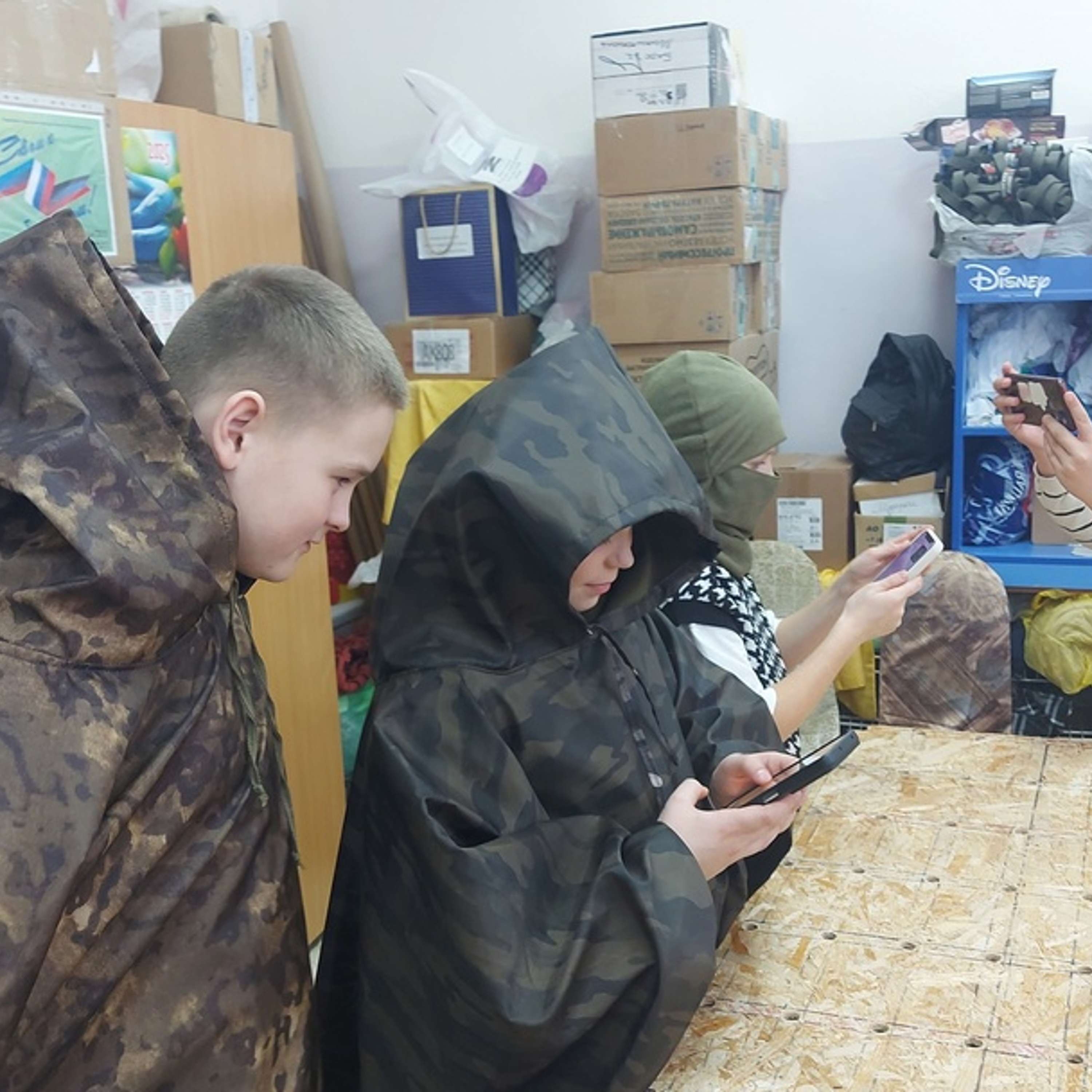 Школьники из Ухты восстанавливают дроны для войны в Украине