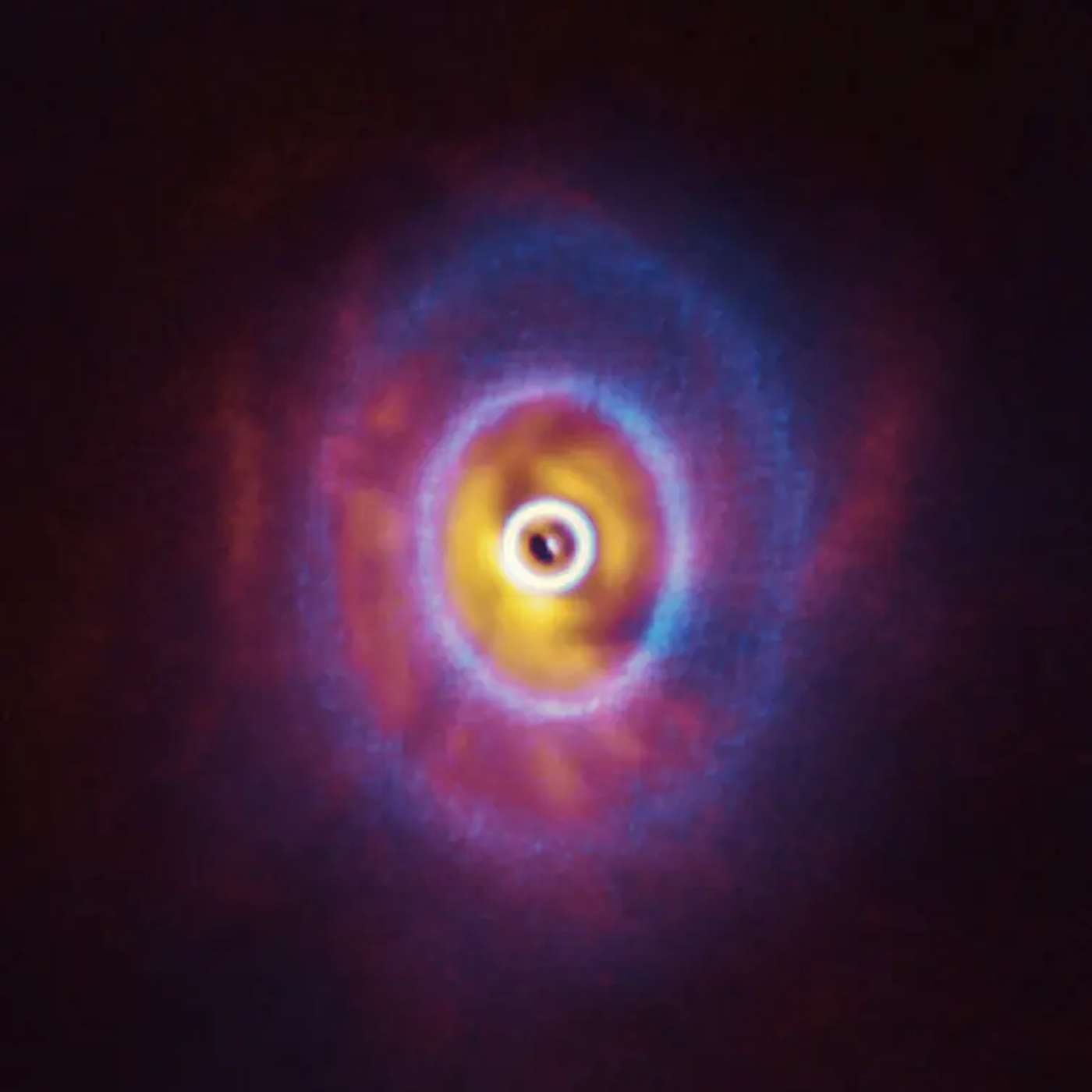 ALMA descubre anillos desalineados en disco protoplanetario alrededor de sistema estelar triple episode artwork