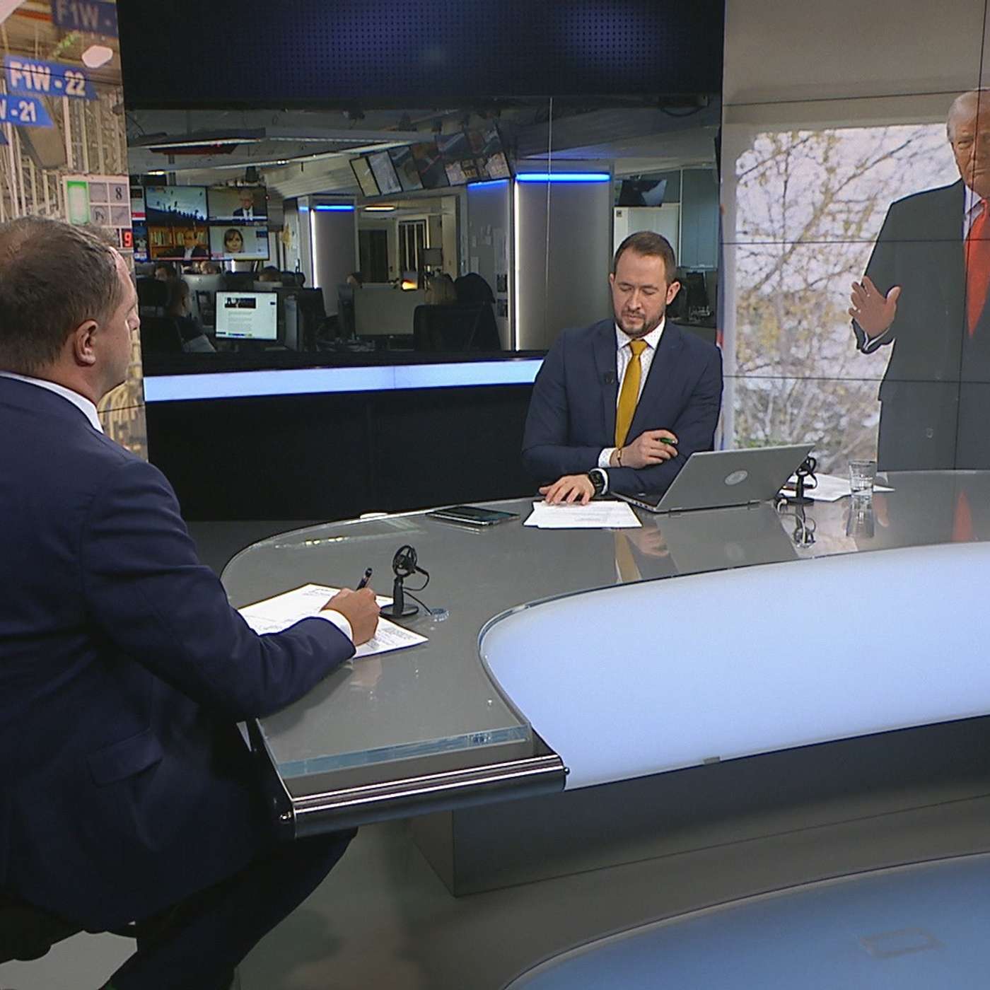 Co přinesl týden v politice: reakce na americká cla, azylová a migrační politika, vyhlášení voleb (4. 4. 2025)