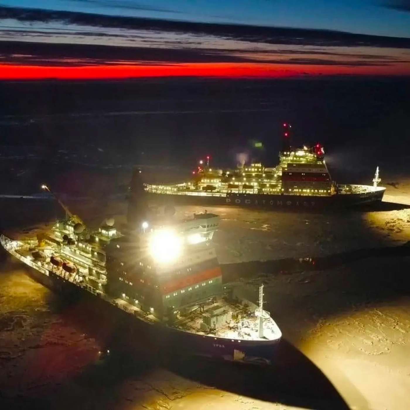 «Теневой» танкер заблокирован арктическим морским льдом