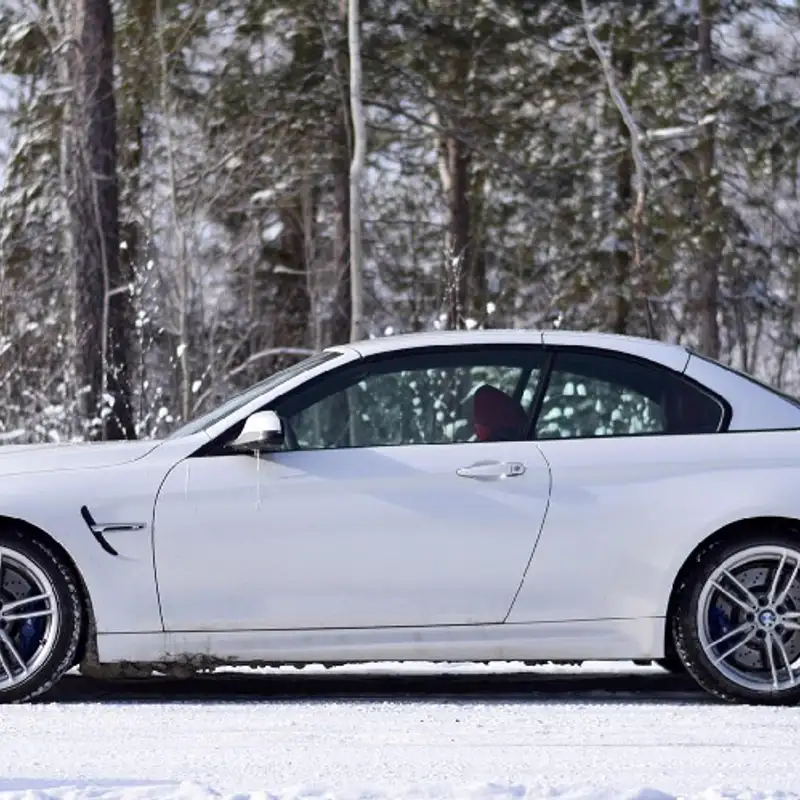 AUTO - Le M4 cabriolet dans la neige, c'est du sport!