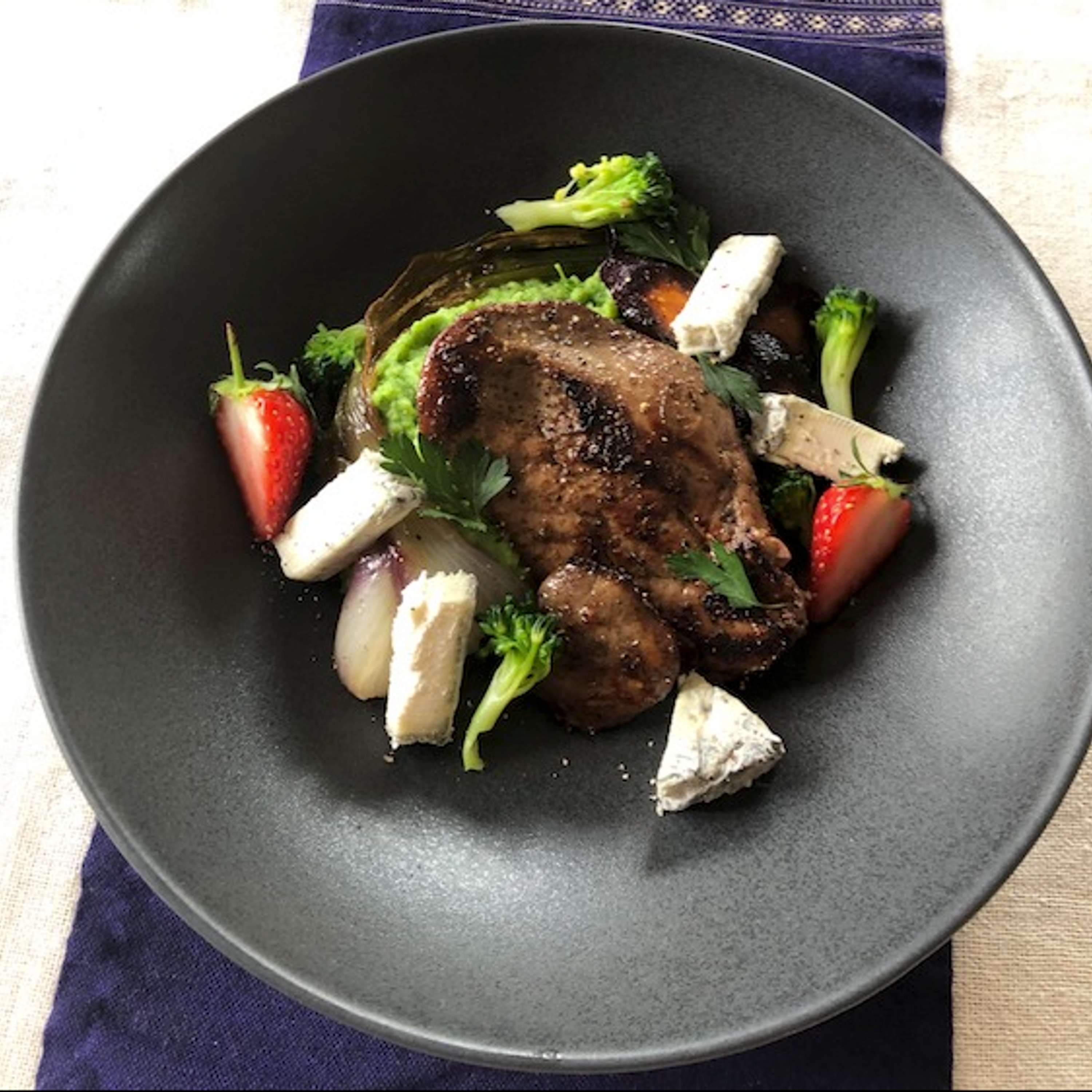 Foie de chevreau, brocolis, fraises et chèvre frais