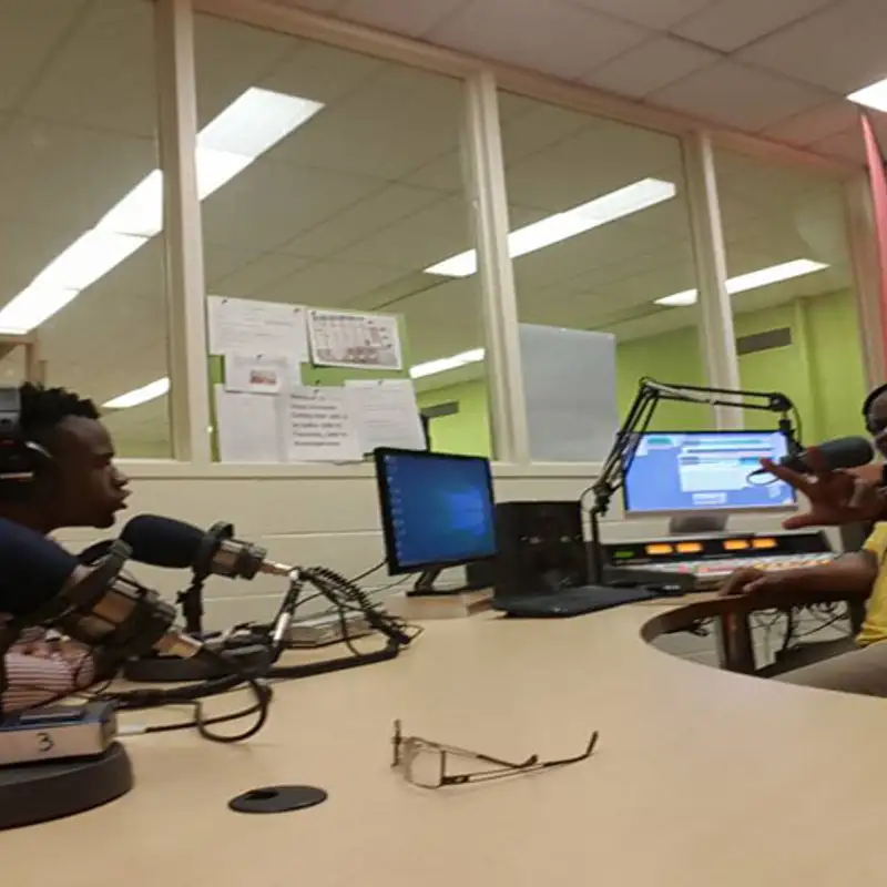 Dans les studios de CHOQ FM 105.1