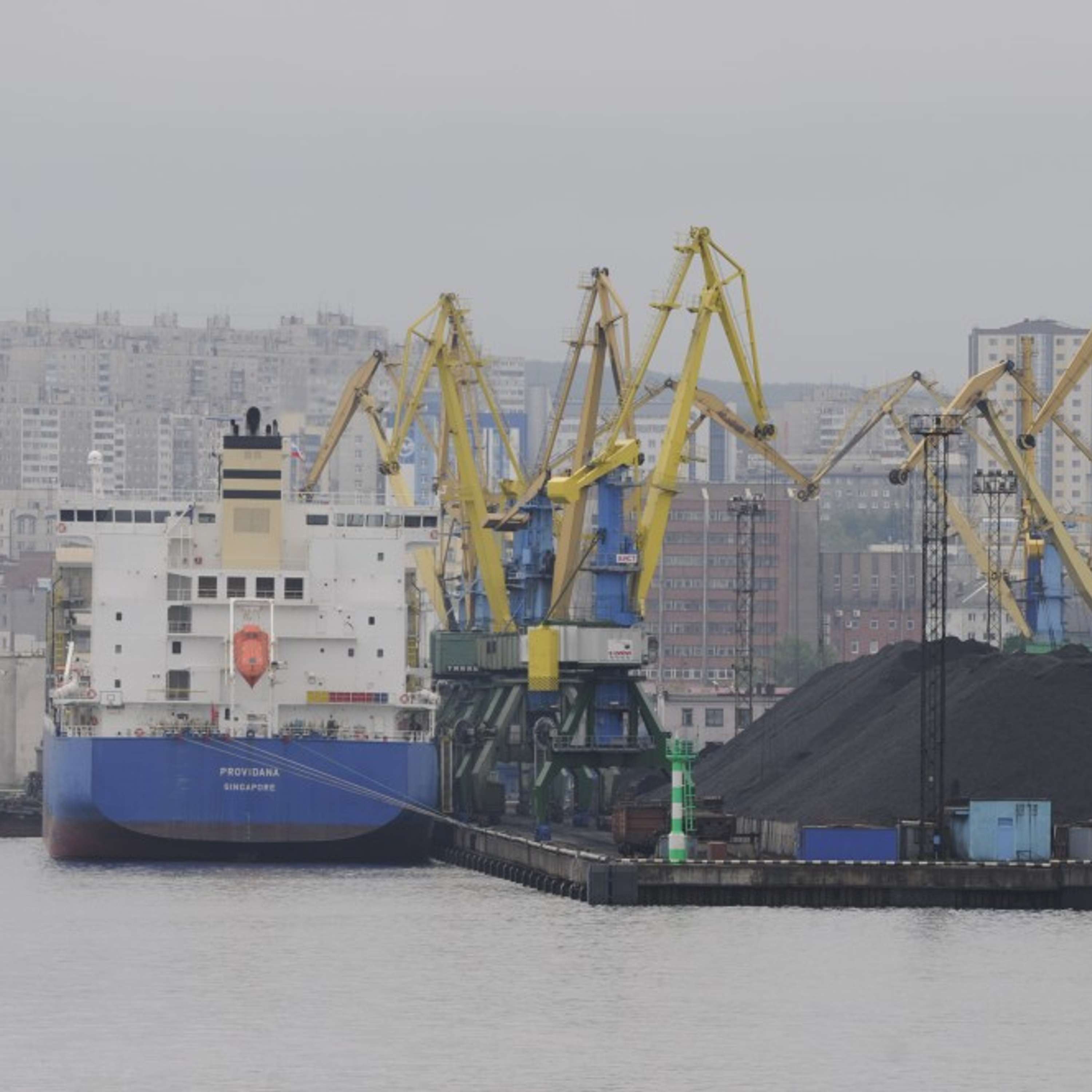 Мурманский порт планирует потратить более 1 млрд руб. на пылеподавляющее оборудование