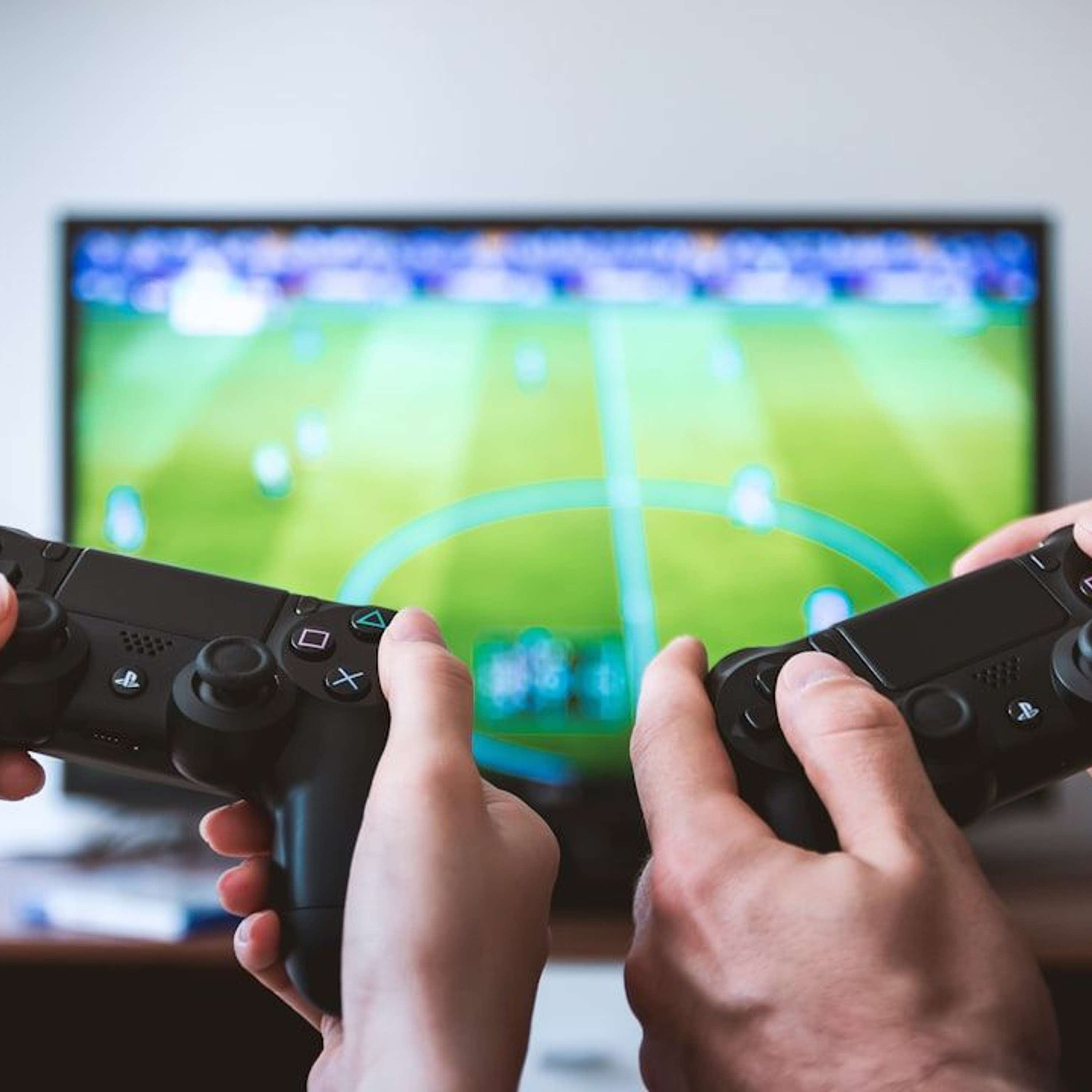 A Consensus-Based Algorithm for Non-Convex Multiplayer Games: Abstract and Introduction