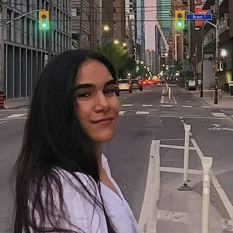 DROIT DE RÉPONSE 105.1 – Rencontre avec Kenza Bendjenad, habitante de Toronto, qui partage ses astuces pour trouver un logement sans se ruiner