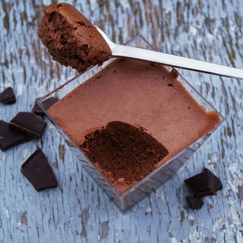 CONSOMMATION - Ne jetez plus l'eau des pois chiches ! Utilisez la dans une recette de mousse au chocolat