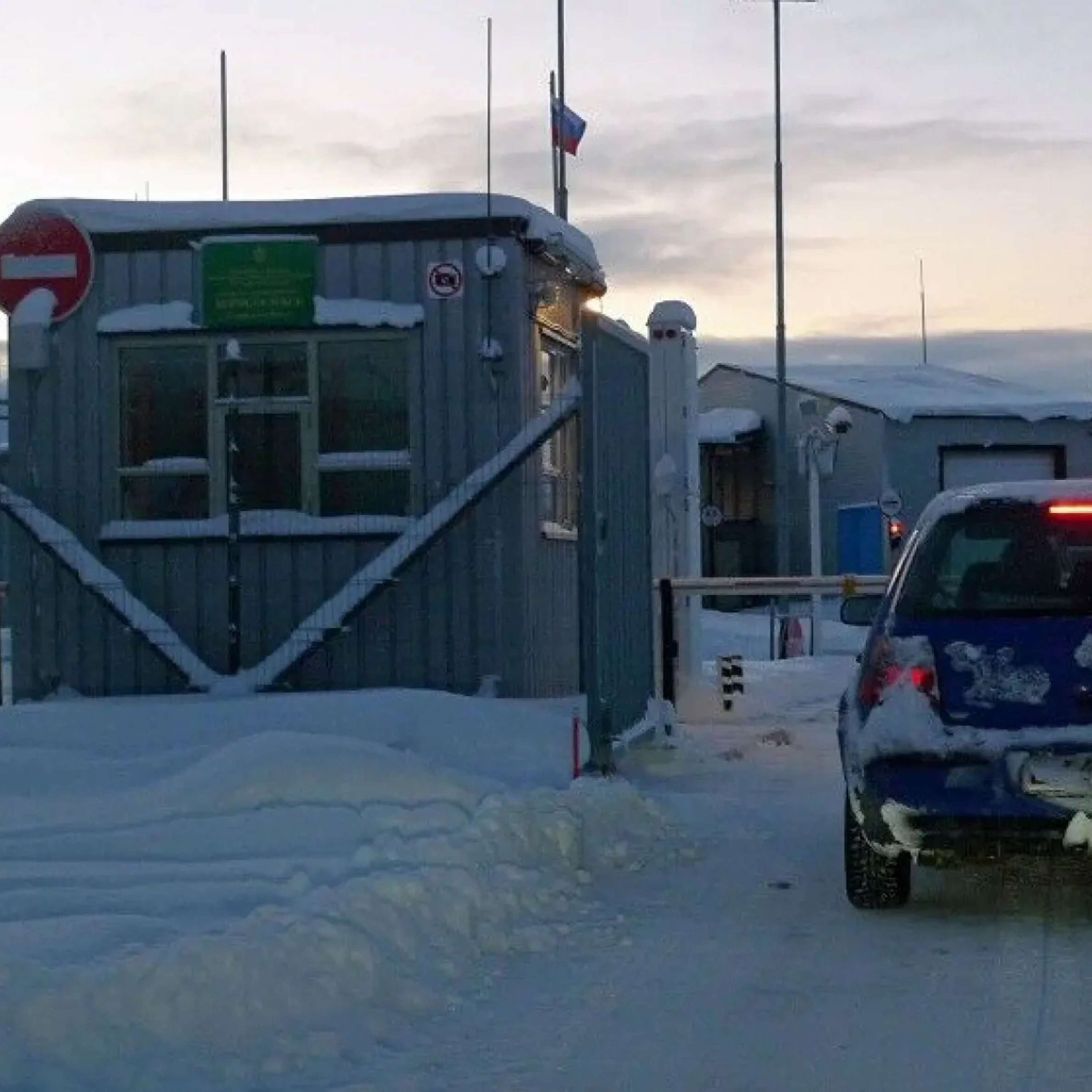 Менее 100 пересечений границы в день