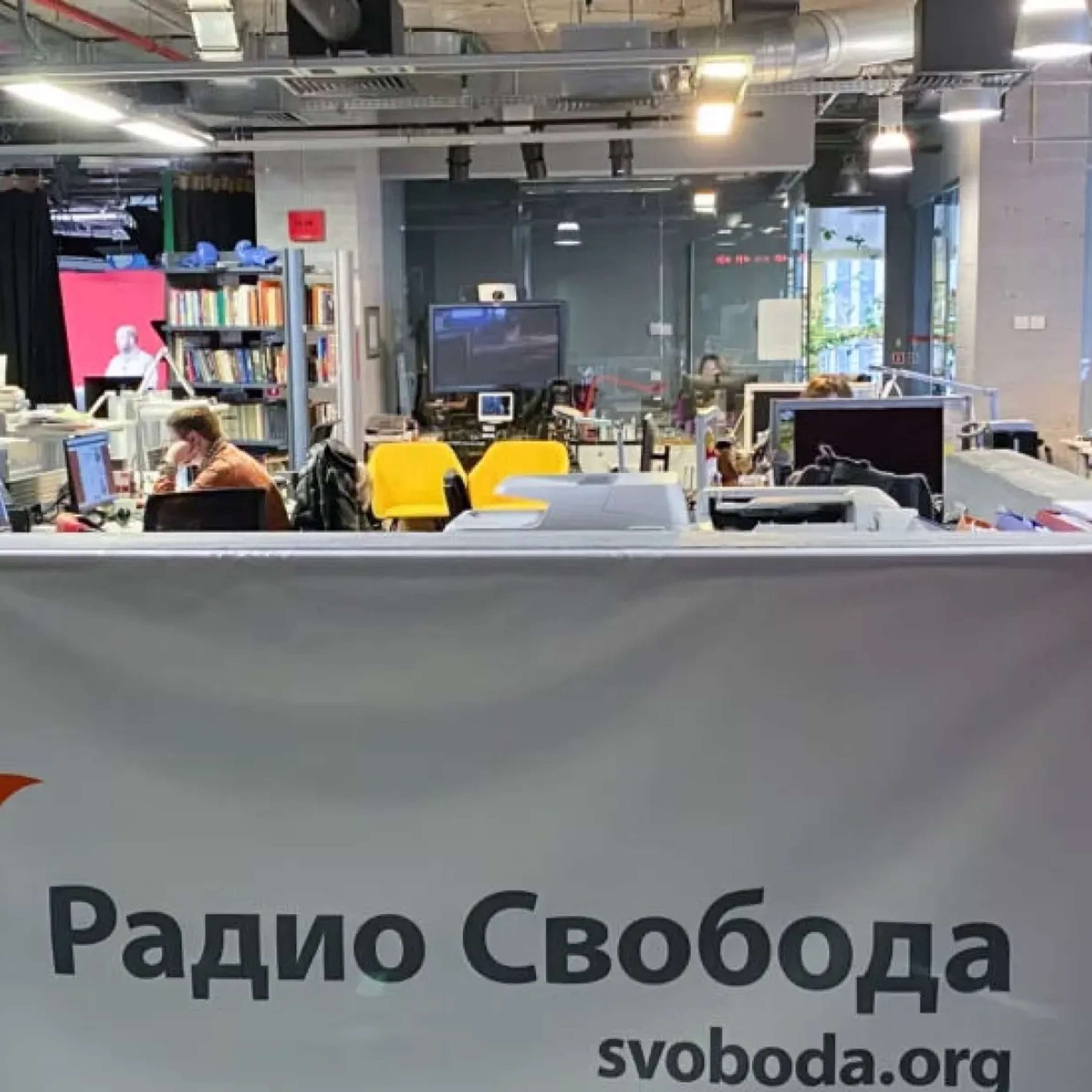 “Наши герои говорили пронзительными голосами”. Экс-журналистка “Радио Свобода” — о решении Трампа закрыть СМИ