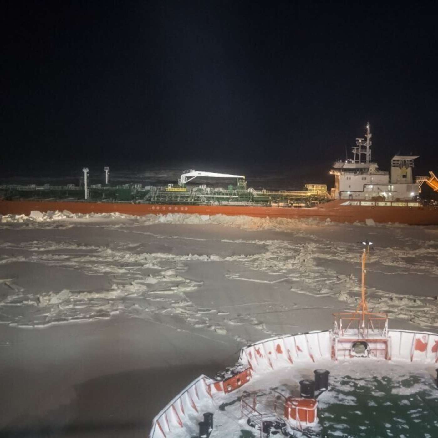 На помощь судам, застрявшим на Севморпути, идут два ледокола