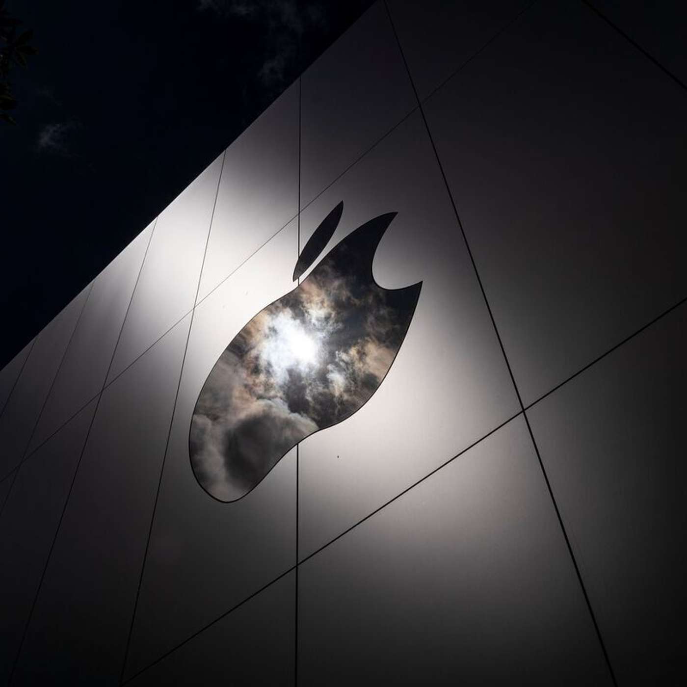 US-Japan AI Drone Venture Boosts Defense, Apple Car Mastermind Joins Rivian, Tech Titans' Market Test, Tech layoffs raise economic concerns, and more...